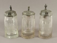 drei Krüge, Glas, Zinnmontierung, um 1820