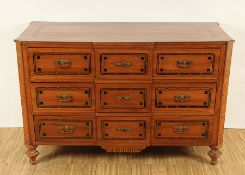 Louis Seize-Kommode, Nussbaum, Frankreich, um 1780