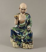 Figur eines sitzenden Arhat, Porzellan, Kutani, Japan, Meiji-Zeit