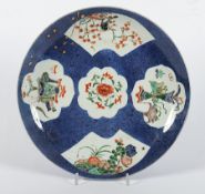 Teller, Porzellan, famille verte, puderblauer Fond, China, Kangxi, 18.Jh.