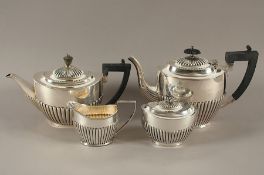 Teekanne, Silber 925/ooo, Sheffield, 1887, beigegeben Kaffeekanne, Sahne, Zucker versilbert, England