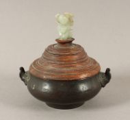 Weihrauchbrenner, Bronze, Holzdeckel mit Jadeknauf, China, 19.Jh.