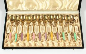 zwölf Moccalöffel, Silber 925/ooo, vergoldet, emailliert, Etui, Dänemark, 20.Jh., Nachlass Grillo