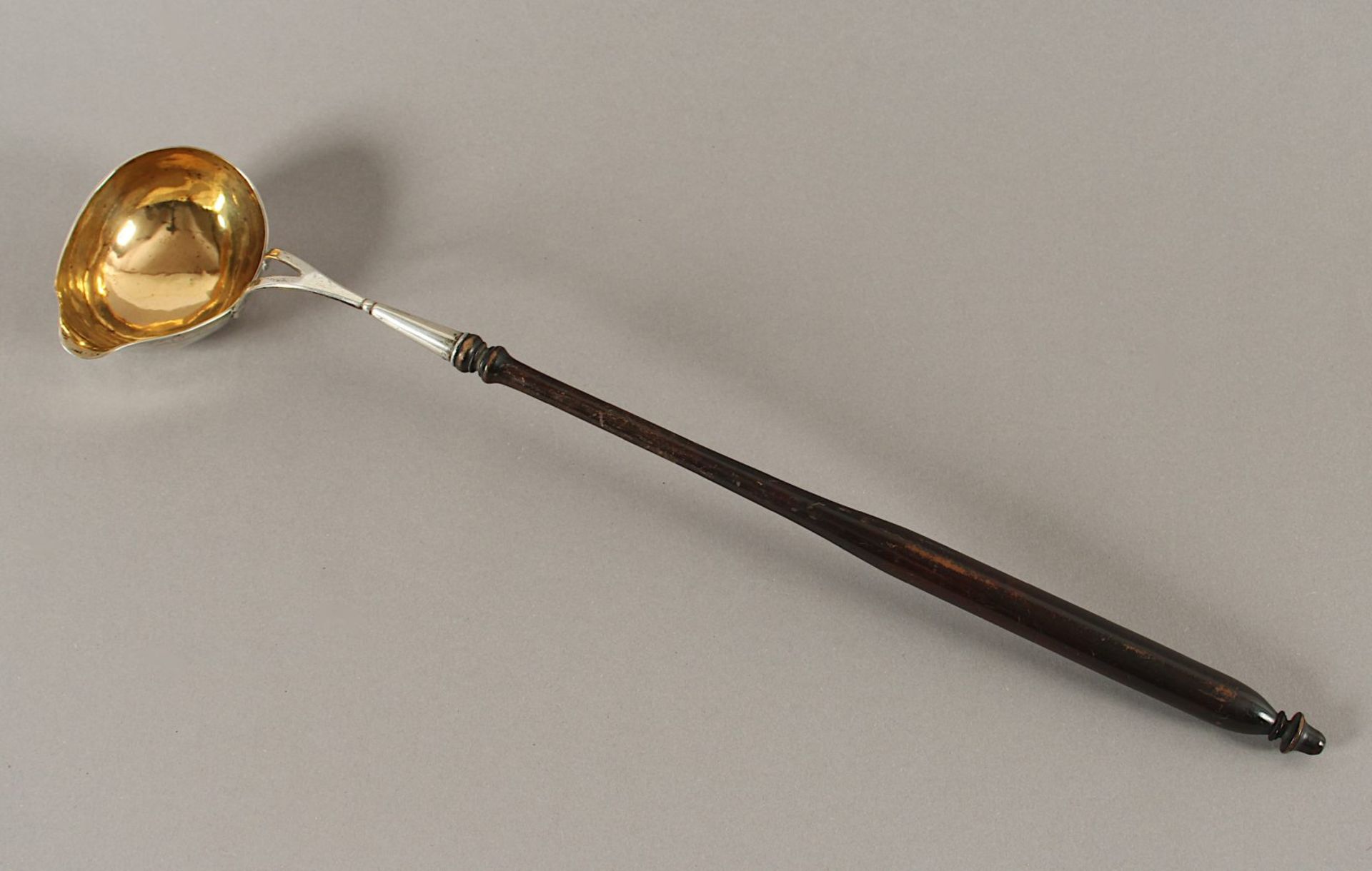 Suppenkelle, lötiges Silber, Griff Holz, deutsch, um 1820, Nachlass Grillo