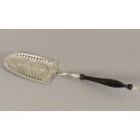 Heber, Silber 12lötig, Griff Horn und Bein, deutsch, um 1820, Nachlass Grillo