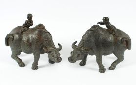 zwei Wasserbüffel mit Knaben, Bronze, China, 19.Jh.
