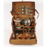 Picknickkoffer für drei Personen, Leder, Silber, Porzellan, Glas, deutsch, um 1900