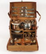 Picknickkoffer für drei Personen, Leder, Silber, Porzellan, Glas, deutsch, um 1900