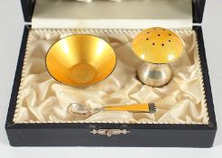 Saliere und Pfefferstreuer, Silber 925/ooo, gelb emailliert, Etui, Dänemark, 20.Jh.