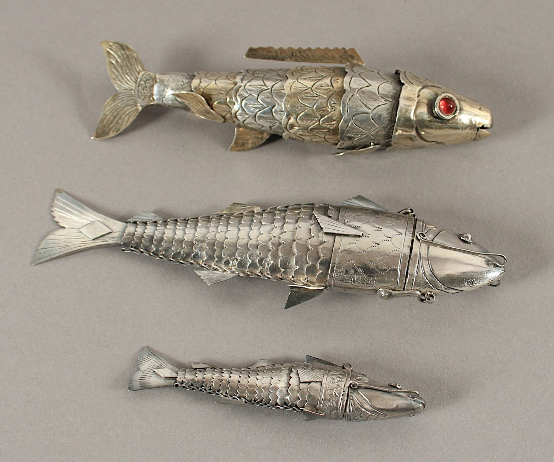 drei Riechdosen in Form von Fischen, Silber geprüft, deutsch, 19.Jh.