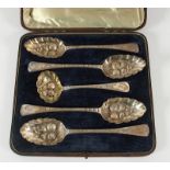 Vier Beeren-Löffel und ein Zuckerstreulöffel, Berry Spoons, Silber 925/ooo, Etui, London, 19.Jh.
