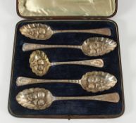 Vier Beeren-Löffel und ein Zuckerstreulöffel, Berry Spoons, Silber 925/ooo, Etui, London, 19.Jh.