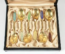 sechs Moccalöffel, Silber 925/ooo, vergoldet, emailliert, Etui, Dänemark, 20.Jh., Nachlass Grillo