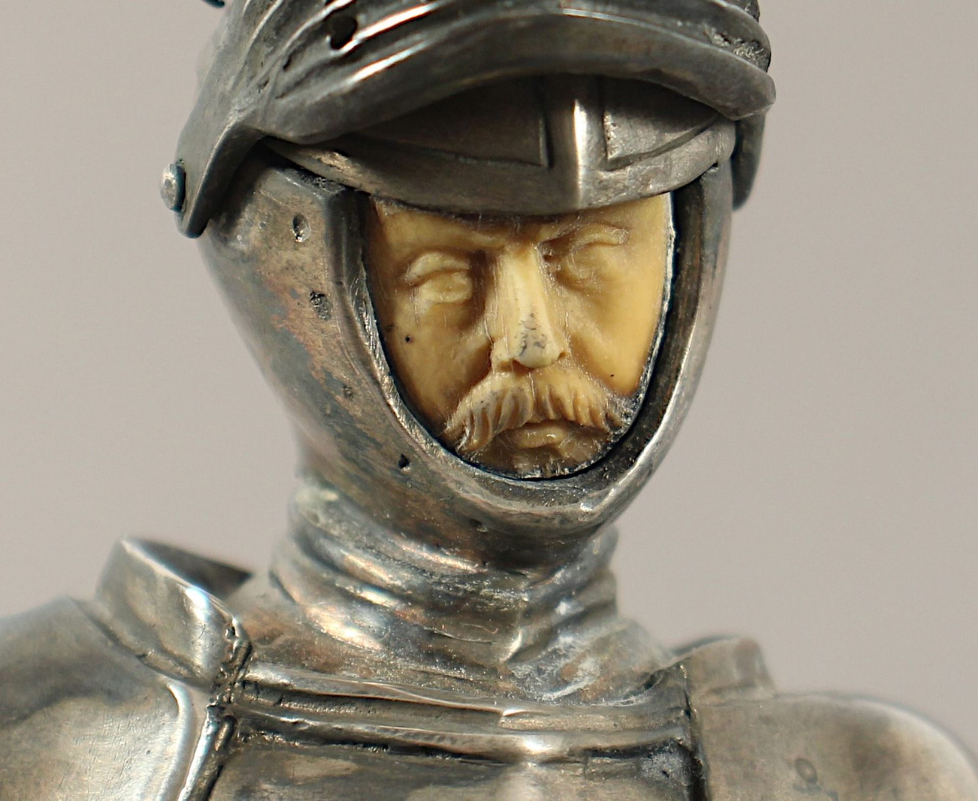 Figur "Turnierritter zu Pferd", Silber 13lötig, Neresheimer, Hanau, um 1900 - Bild 3 aus 4