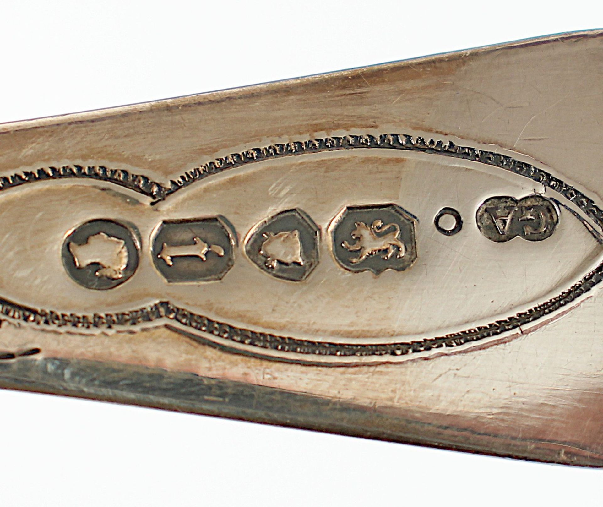Vier Beeren-Löffel und ein Zuckerstreulöffel, Berry Spoons, Silber 925/ooo, Etui, London, 19.Jh. - Bild 2 aus 3