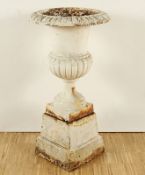 Gartenvase mit Podest, Eisen, deutsch, um 1900