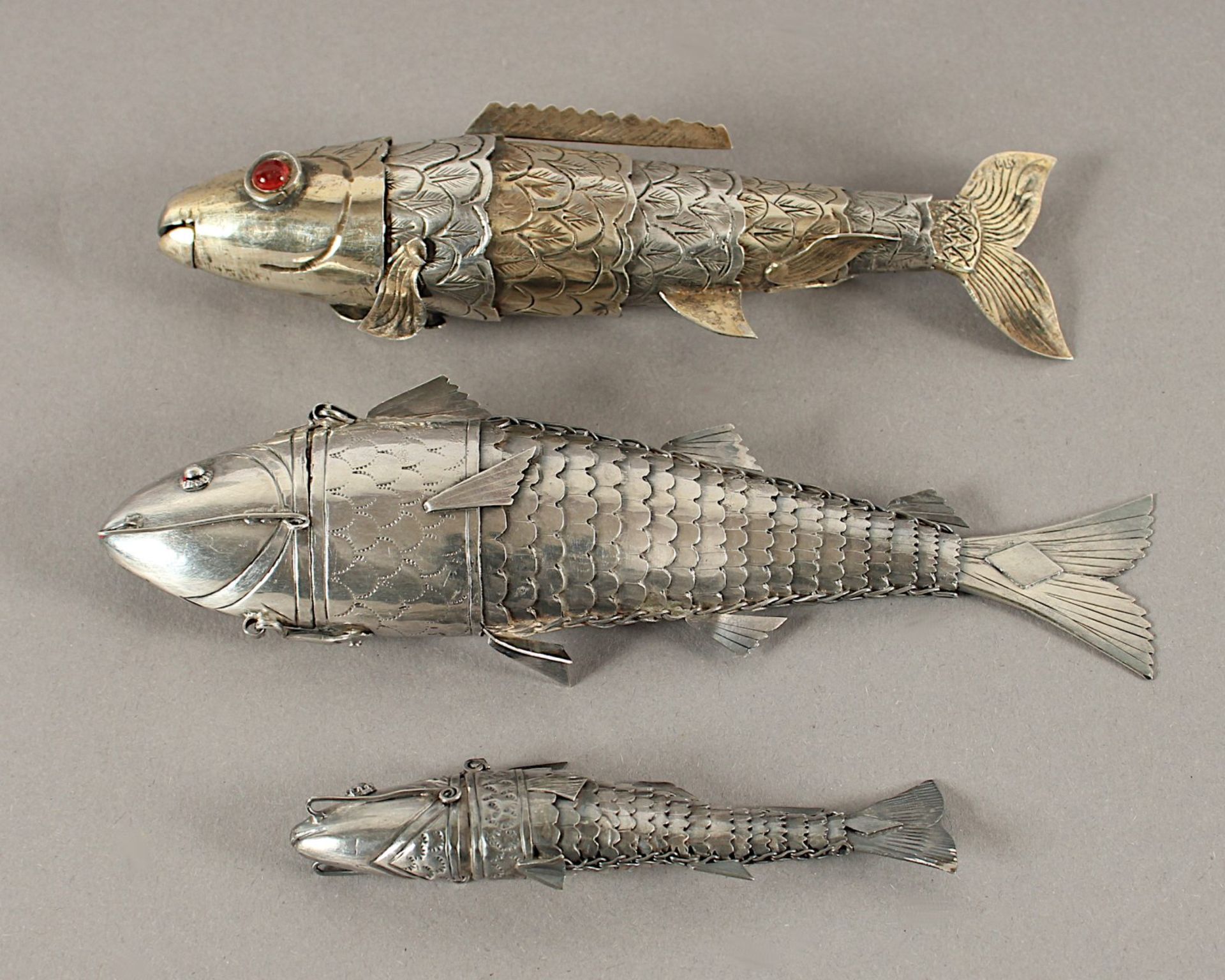 drei Riechdosen in Form von Fischen, Silber geprüft, deutsch, 19.Jh. - Bild 2 aus 2