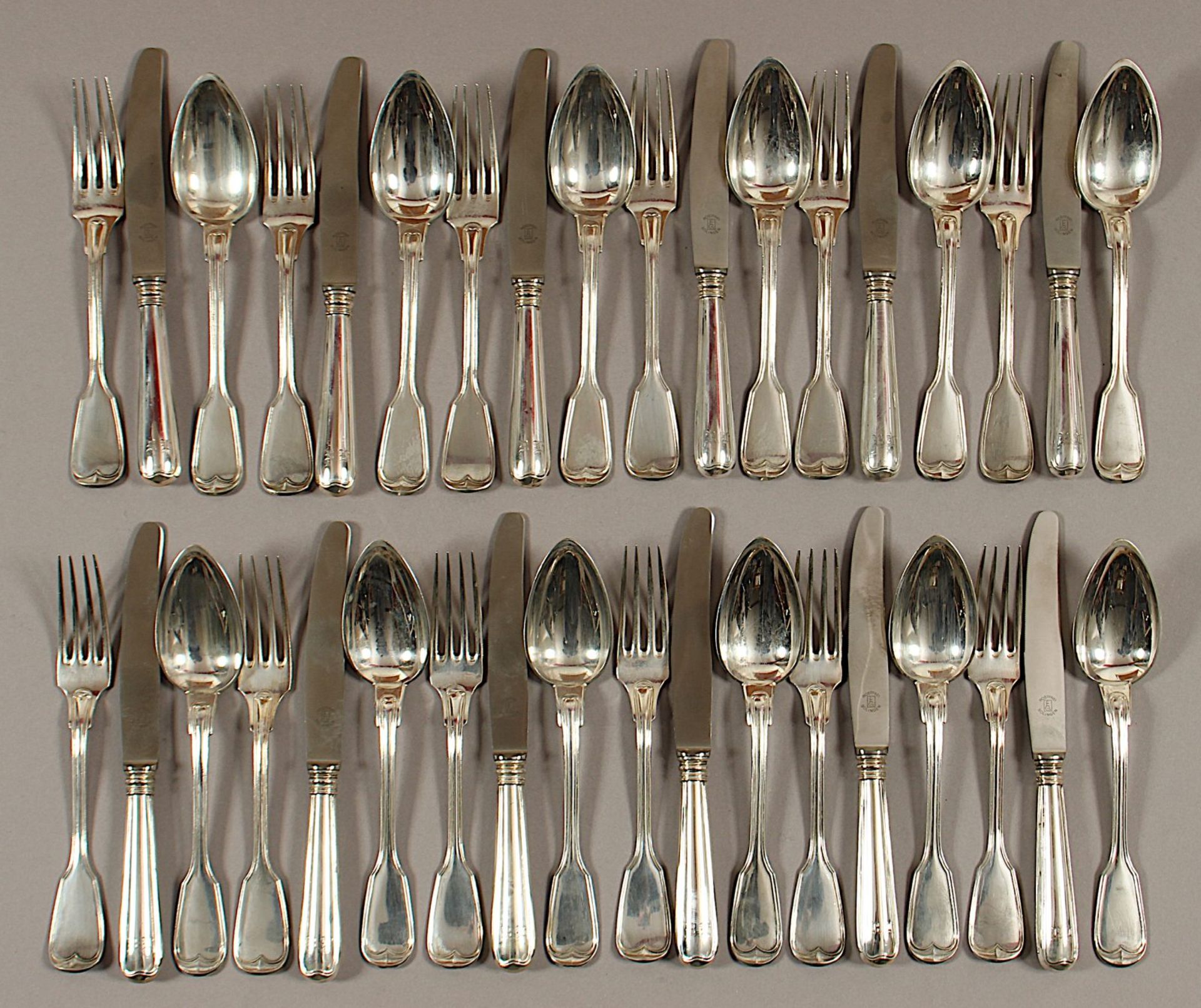 Speisebesteck für zwölf Personen, Silber 800/ooo, Augsburger Faden, deutsch, um 1900, Etui