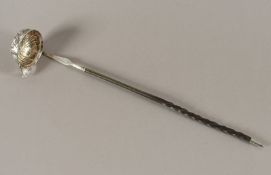 Kelle mit Münze, lötiges Silber, Griff Horn, deutsch, 19.Jh., Nachlass Grillo