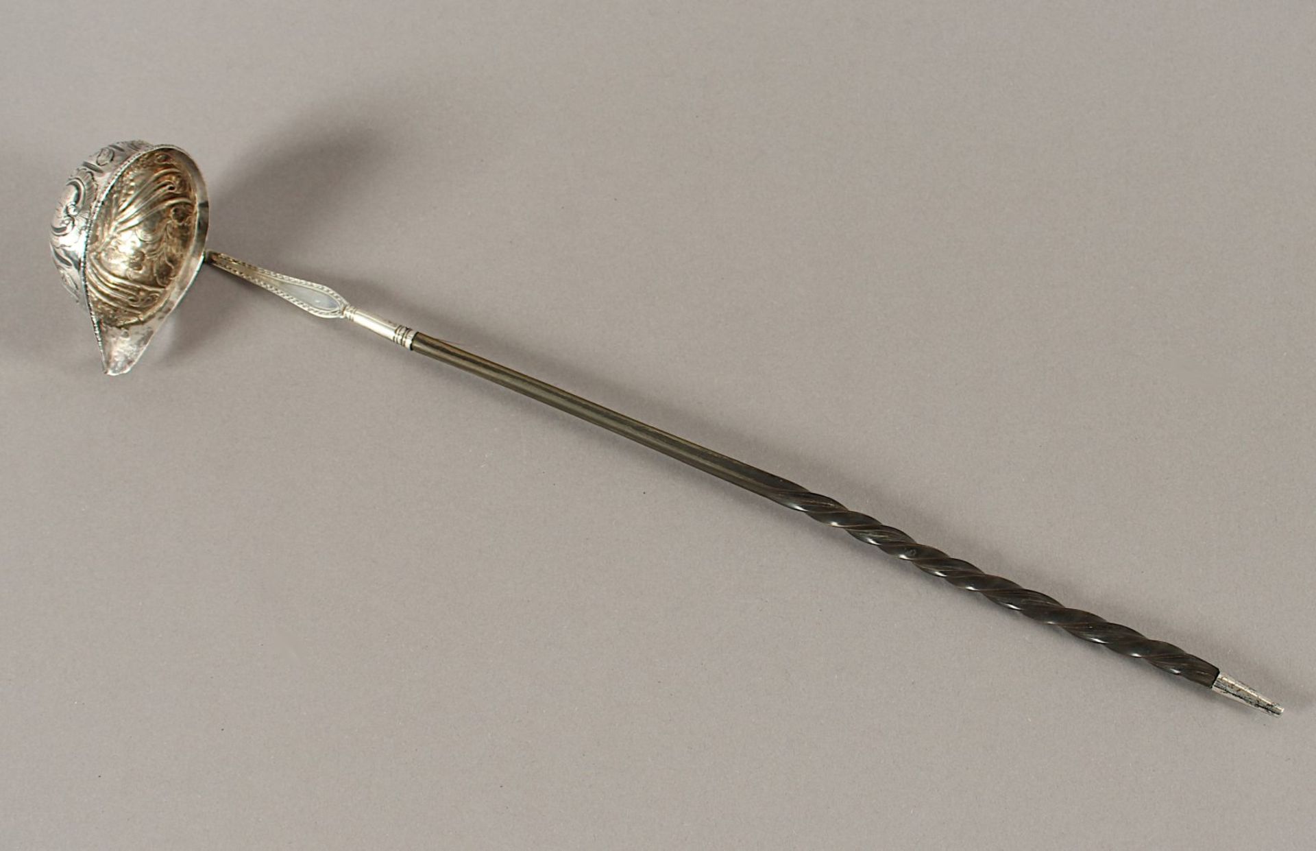 Kelle mit Münze, lötiges Silber, Griff Horn, deutsch, 19.Jh., Nachlass Grillo