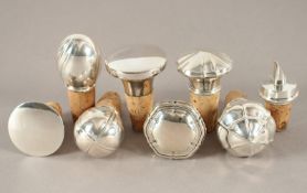 sieben Korken und ein Ausgiesser, Silber 800-925/ooo, variierende Formen und Dekore, deutsch, 20.Jh.