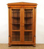 Vitrine im Biedermeierstil, Kirschbaum, deutsch, 19./20.Jh.