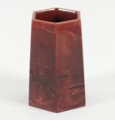 sechskantige Steinglas-Vase, siegellackrot marmoriertes Glas, H 9,3, Böhmen, 19.Jh.