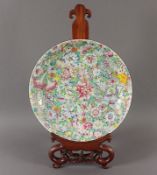 Teller mit Millefleur-Dekor, Porzellan, famille rose, Holzständer, China, 20.Jh.