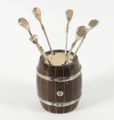 sechs Cocktailspieße mit Halter, Holz, Metall versilbert, wohl England, 20.Jh., Nachlass Grillo