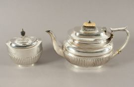 Teekanne und Zuckerdose, Silber 925/ooo, England, um 1910