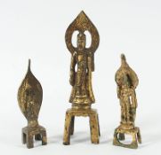 drei Buddha-Figuren, Bronze, China, wohl Tang-Dynastie