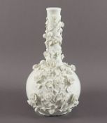 Vase mit aufgelegten Blumen, wohl Frankreich, 19.Jh.