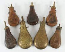 sieben Pulverflaschen, Messing, Kupfer, 19./20.Jh.