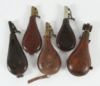 fünf Pulverbeutel, Leder, Metallmontierung, 19.Jh.