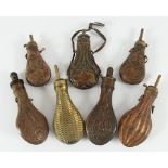 sieben Pulverflaschen, Messing, Kupfer, 19./20.Jh.
