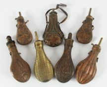 sieben Pulverflaschen, Messing, Kupfer, 19./20.Jh.