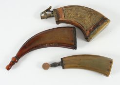 drei Pulverhörner, Horn, Holz, Metall, europäisch, 19.Jh.