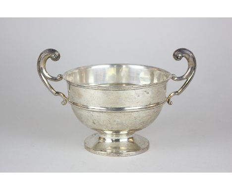 An Edward VII silver two-handled circular pedestal bowl with scroll handles, Chester 1908, 4oz, 18cm