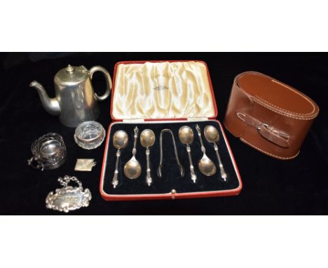 A MIXED LOT OF SILVERWARE  Comprising a pair of Mappin and Webb silver gentlemans clothes brushes, Birmingham hallmarks for 1