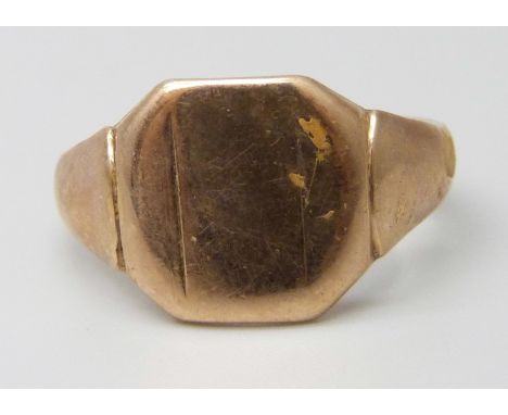 A 9ct gold signet ring, 4.7g, R