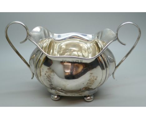 A silver sugar basin, Birmingham 1912, 150g,&nbsp;Some small dents.