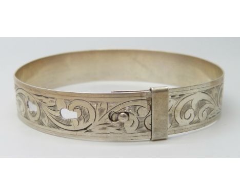 An engraved silver bangle, adjustable, 16g, 6.3cm, 1.3cm wide
