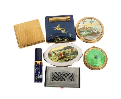 A quantity of Vintage compacts, including Kiigu, and various other designs (7) 