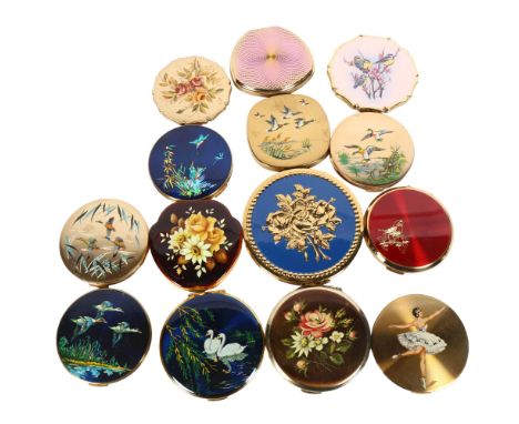 A quantity of Vintage compacts, including Stratton, Rex 5th Avenue, and various other designs (15) 