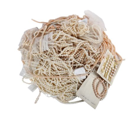 A large quantity of pearl necklaces 