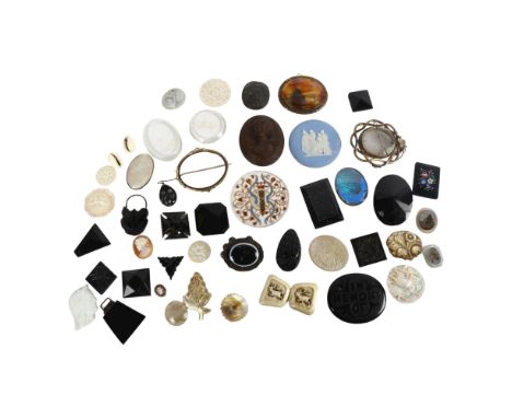 A tray of various stones, to include jet, banded agate, mother-of-pearl cameo etc 