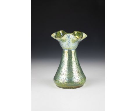Vase ''creta Papillon'' Loetz Wwe., Klostermühle, um 1900 Hellgrünes Glas mit dichter silbergelber Kröseleinschmelzung. Mündu