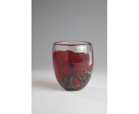 Vase Walter Bahr, 1985 Farbloses, dickwandiges Glas mit Farbeinschmelzungen, vorwiegend in Orange-Rot, zwischen den Schichten