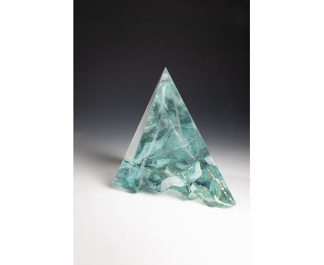 Pyramide Colin Reid, 2004 Cire-perdue Gussverfahren. Farbloses Glas mit Pulvereinschlüssen in Graphit und Grün, sandgestrahlt