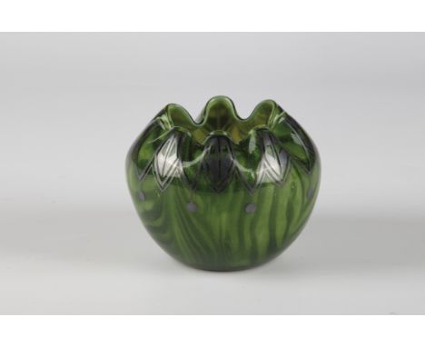 Vase ''Grün Metallin'' Loetz Wwe., Klostermühle, um 1905 Farbloses Glas, grün unterfangen und mit silbergrau überzogen. An de